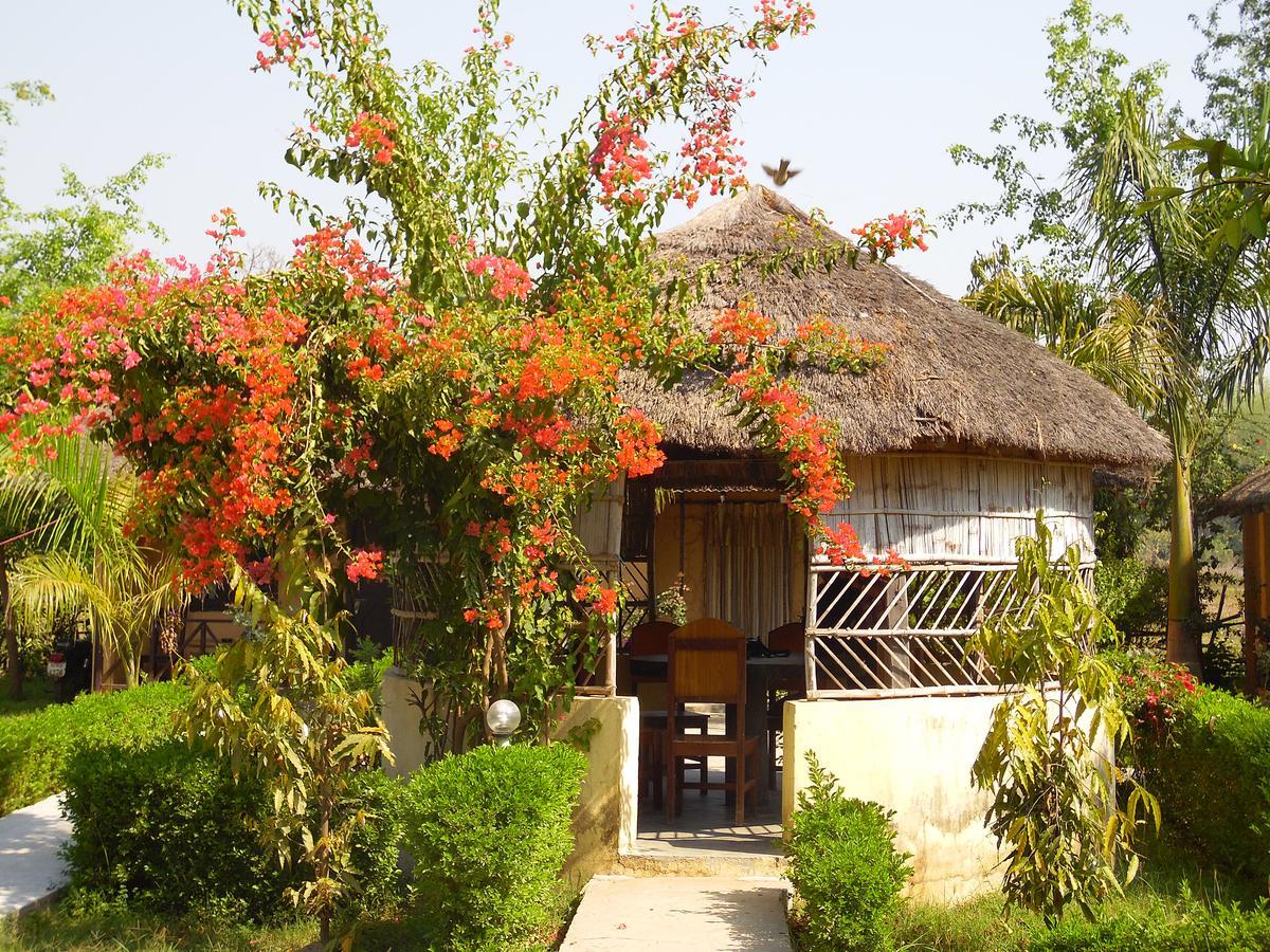 Dhakela Bardia Kingfisher Resort מראה חיצוני תמונה